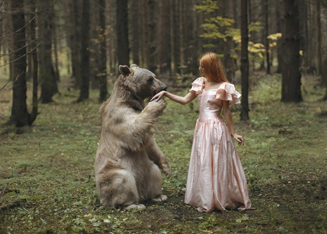 Mädchen-mit-Bär-im-Wald-Prinzessinen-Kleid
