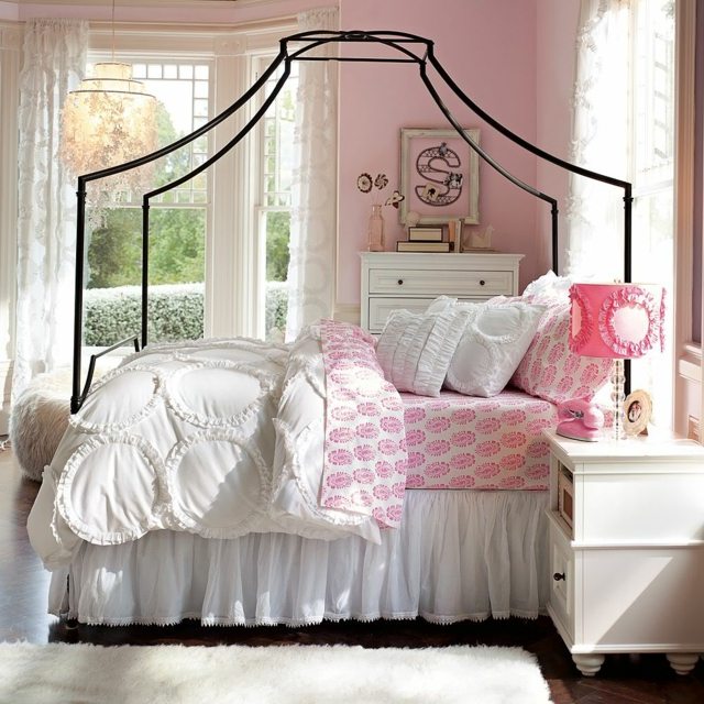 Himmelsbett Gestaltung Ideen Bettdecke rosa klassische Muster Deko Elemente