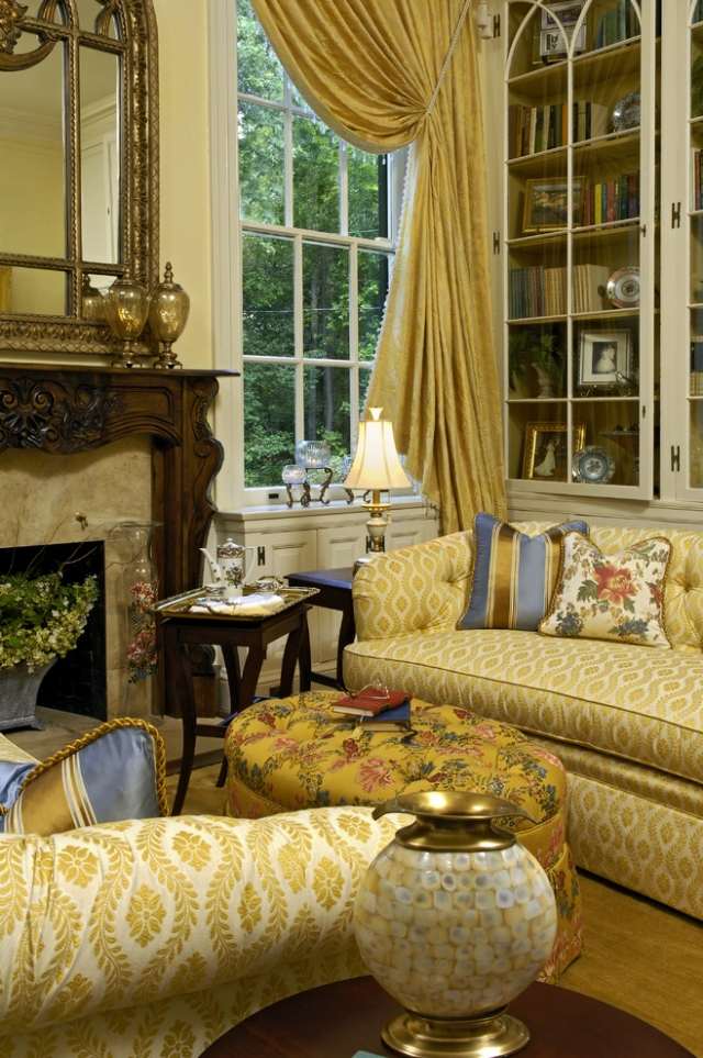 Möbel-Wohnzimmer-drapierte-vorhänge-in-Gold-Optik-zeitlose-ganzjährige-Klassiker