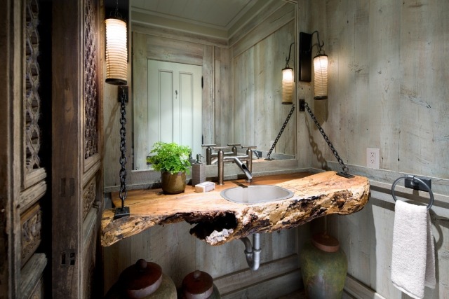 Naturholz-Waschbeckentisch-Metall-Armatur-stylisches-Ambiente-Badezimmer