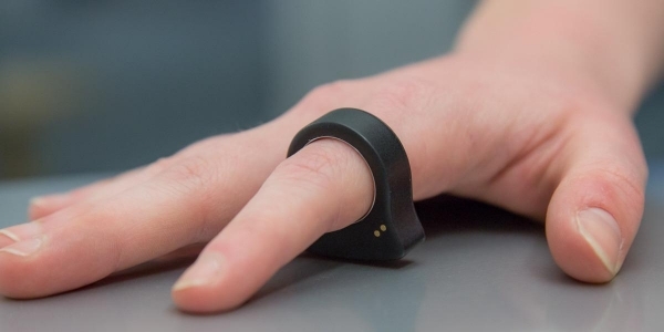 Nod-Bluetooth-Ring-schwarz-hand-zeige-finger