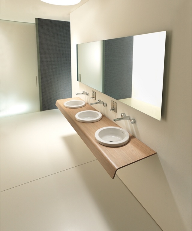 Onto-badezimmerspiegel-mit-licht-klare-scharfe-Konturen-modernes-design