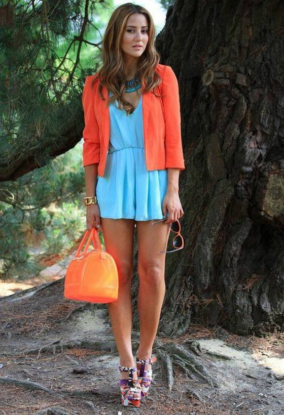 Orange-Farbe-Blazer-mit-blauem-Kleid