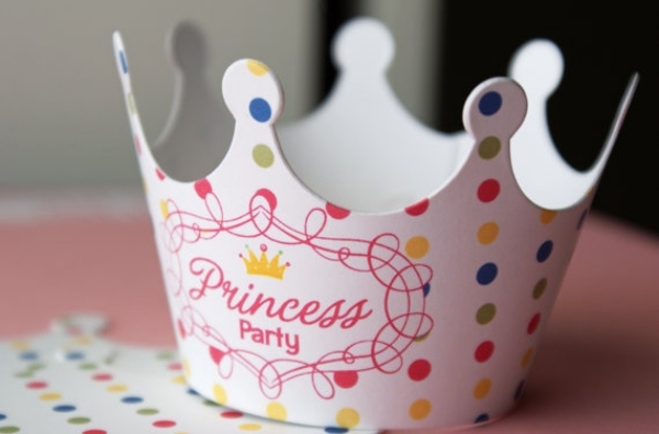 Papp-Krone-Kindergeburtstag-feiern-Prinzessinnen-Deko-zum-selbermachen