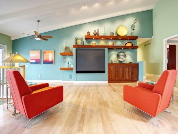 Wohnzimmer-gestalten orange Sessel zwei Dachschräge