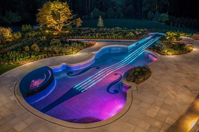  Pool Geigenform LED Leuchten blau lila Gartengestaltung
