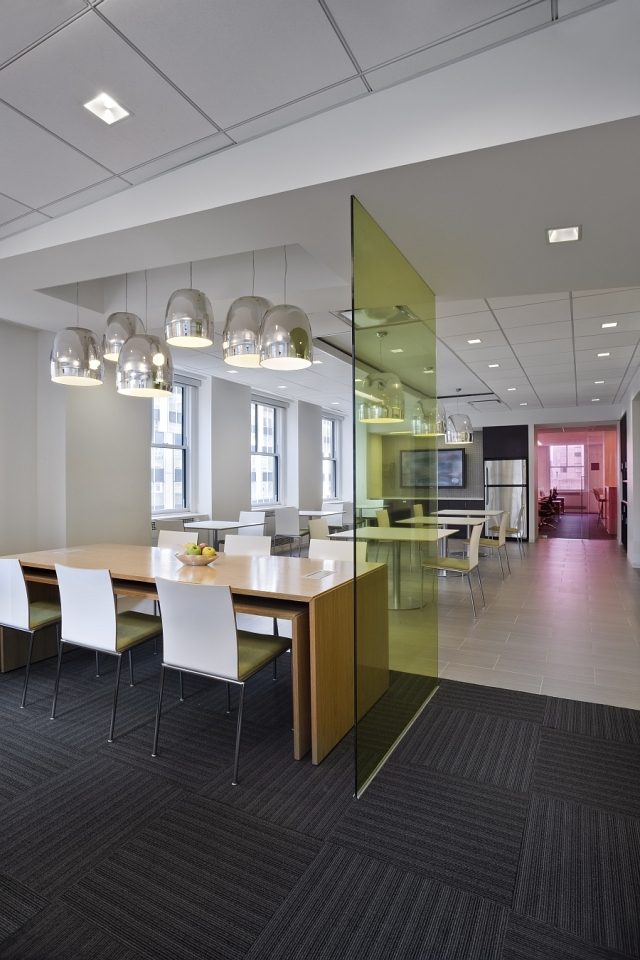 Pressglas-Trennelement-3Form-Kreative-Gestaltung-Büro-und-Privaträume