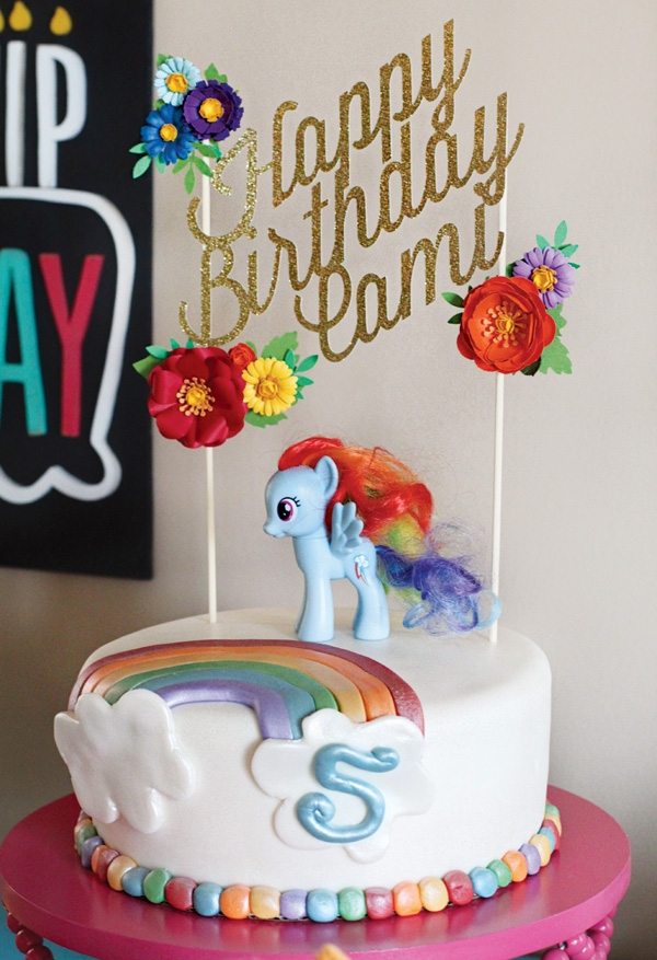 Prinzessin-Geburtstag-Mottoparty-Ideen-Themen-Torte-Regenbogen-Pony