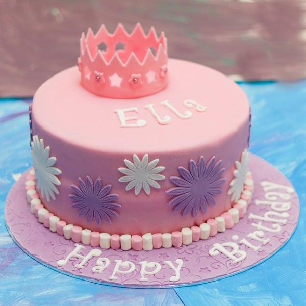 Prinzessin-Party-zum-Geburtstag-entsprechend-dekorierte-Torte-Krone-rosa