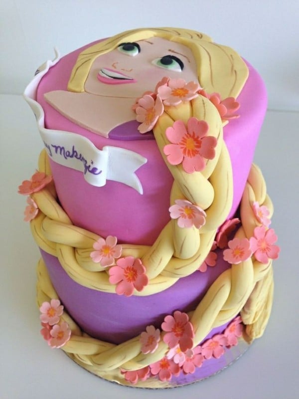 Prinzessin-mit-langem-Zopf-Rapunzel-mit-Blumenschmuck-Geburtstagstorte