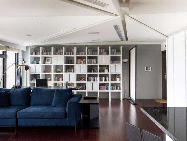 Regalkombination-Haus-Bibliothek-einrichten-Wohnzimmer-Sofa-Blau