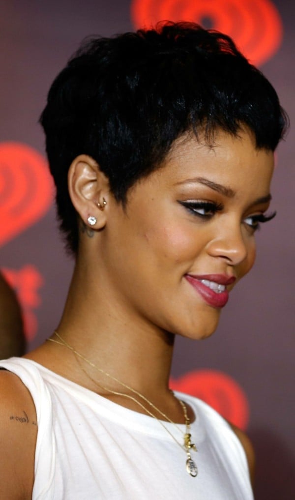  Rihanna-kurzer-Haarschnitt-Jugendlicher-Look
