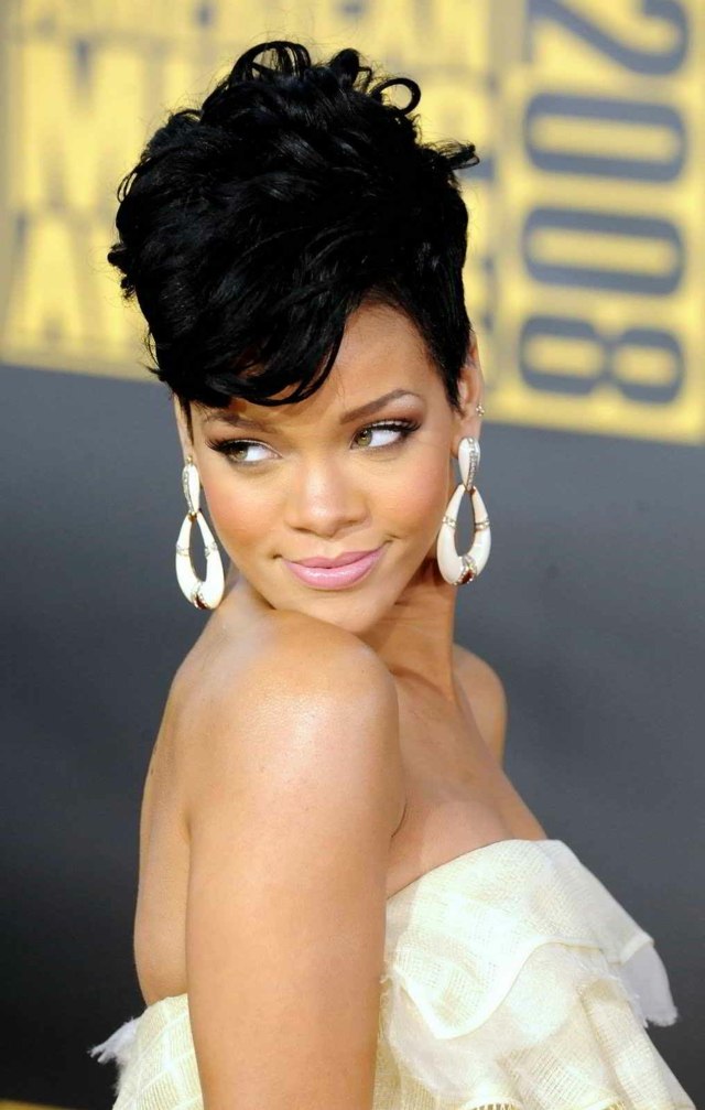weiße-Ohrringe-schulterfreies-Kleid-Rihanna-mit-Dutt