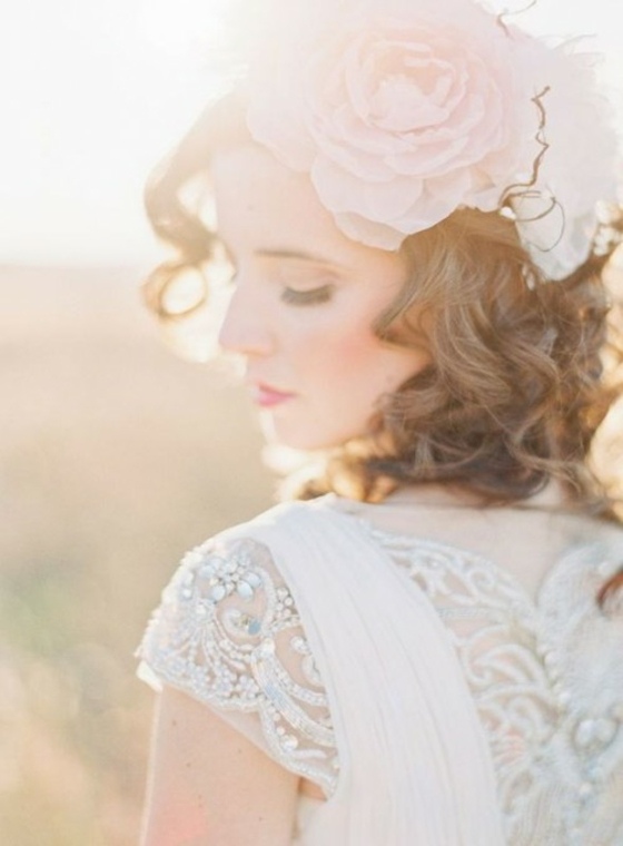 Rosenblüte-Haarschmuck-Braut-Kleid-mit-Spitze