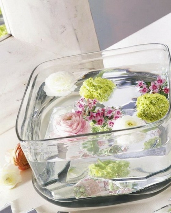 Rosenblüten-Blumen-schwimmend-in-Glasschale