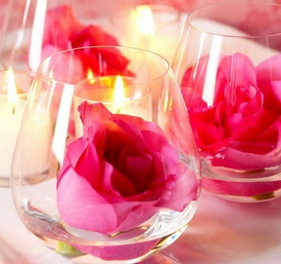 Rosenblüten-in-Gläsern-Tischdeko-für-Hochzeit