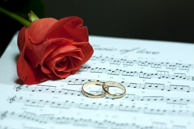 Glückwünsche-an-Hochzeit-Rose-mit-Noten-und-Eheringe