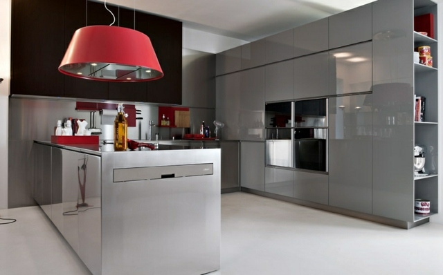 Roter-Pendelleuchte-graue-Farben-moderne-Küche