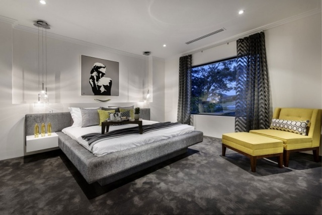 Schlafzimmer-Designmöbel-Farben-Gelb-Grau-Mustergardinen-Fensterdeko