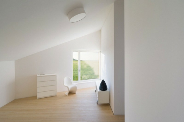 Schlafzimmer-minimalistischer-Stil-schräge-Zimmerdecke