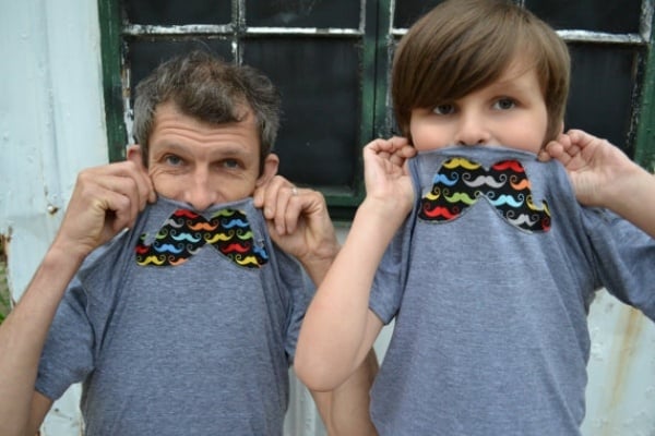 Schnurrbart-Motive-Bunt-lustig-identische-T-shirts-für-Vater-Sohn