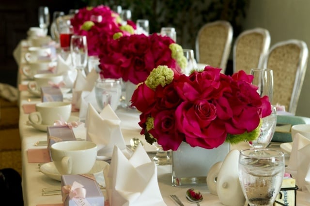  Ideen Tisch Deko grüne Hortensien rosa Rosen