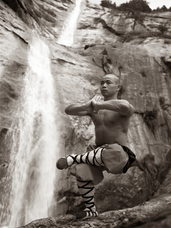 Shaolin-mönche-Training-zeigen-gebirge-china