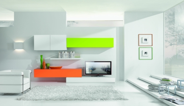 Signalgrüne-Orange-Farbe-Schrankmodule-weiße-Wände-minimalistischer-Stil-Treppen-vor-der-Fensterwand