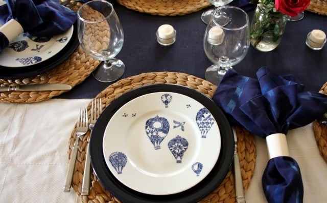 Geschirr maritime Thema Ideen weiße Decke blau Tischläufer