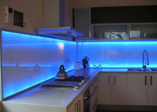 Spritzschutz-Küche-Led-Leuchten-RGB-Licht-Küchengestaltung