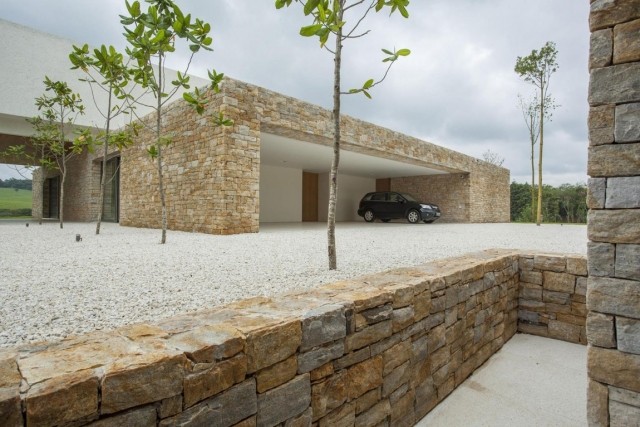 Steinwände-massiv-robust-moderne-villa-stellplätze-hügelige-landschaft