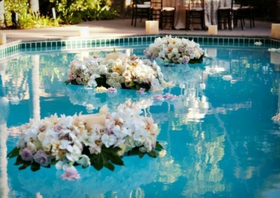 Swimming-Pool-mit-Blumenkränken-im-Wasser