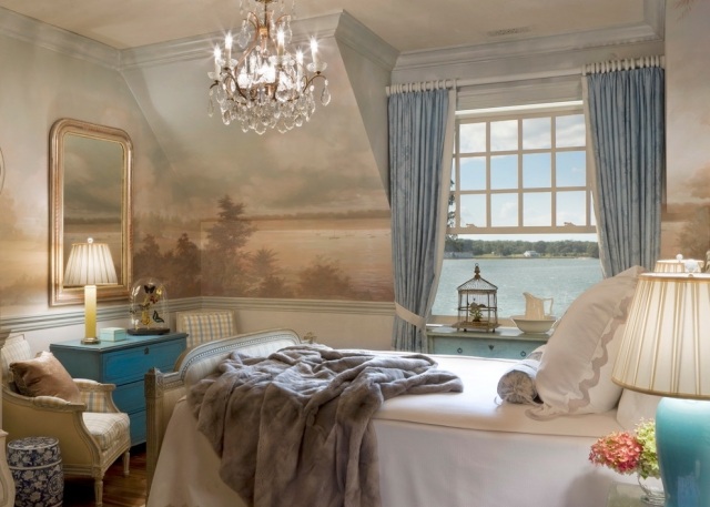 Traditionales-Schlafzimmer-Luxus-Kronleuchter-Wandputz-Gardinen-seitlich-Schals