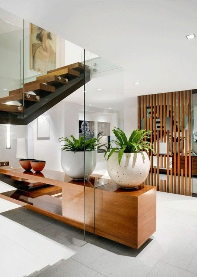 Trennwand-Holzlamellen-verspielt-designt-moderne-innenarchitektur-beton-glas
