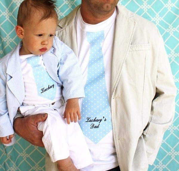 Vater-und-Kind-gleich-gekleidet-mini-anzug-mit-t-shirt-krawatte-blau
