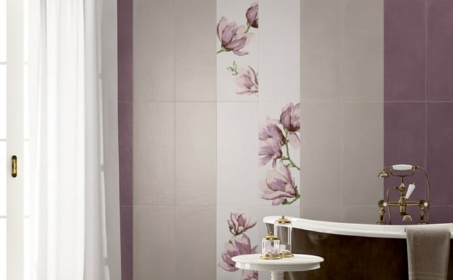 Modernes-Badezimmer-Natursteinfarbe-ohne-Glanz-Badewanne-Deko-Blumenmustern