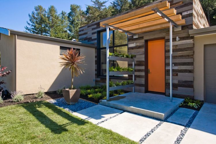 Vorgartengestaltung Beispiele modern-betonplatten-kies-dazwischen-trennwand-pflanzkasten