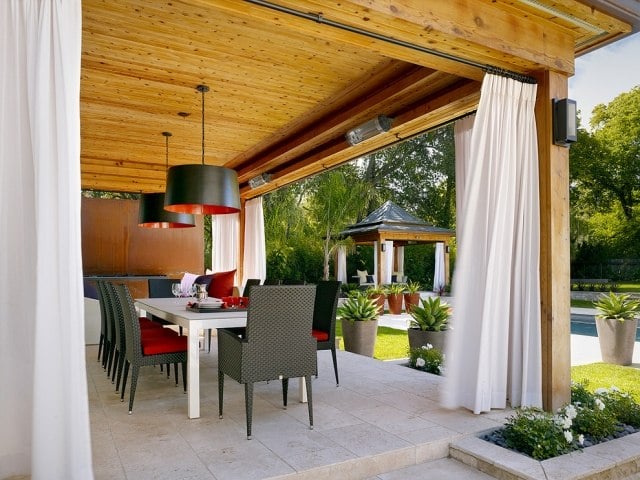 Vorhang-Sicht-und-Windschutz-überdachte-Terrasse-zur-Einrichtung-passend-gestalten