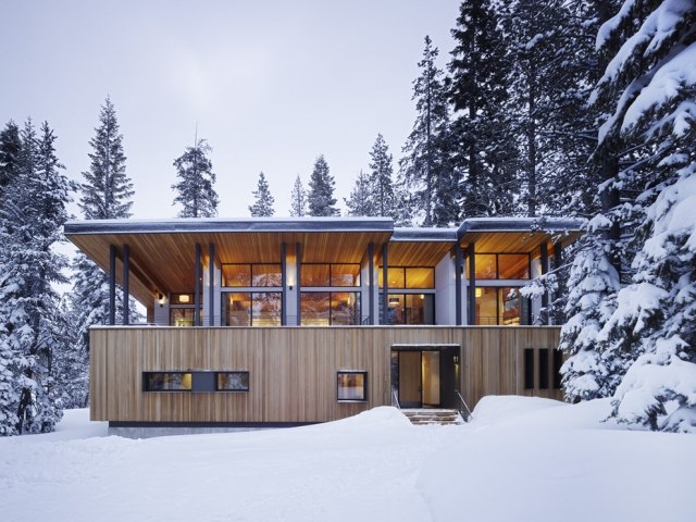 Wald-Winterlandschaft-zeitgenössisches-haus-flachdach-konstruktion-holz-glas-fassade