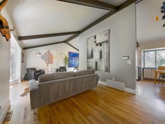 Wandgestaltung-Deko-abstrakte-Kunst-laminatboden-graues-sofa-wohnzimmer