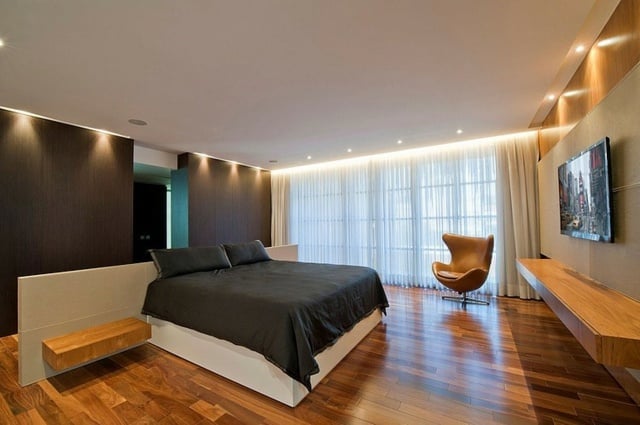 Schlafzimmer Beleuchtung Bett indirekt Holz Wandpaneele