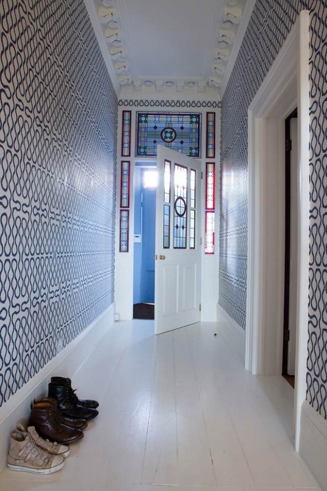 Wandgestaltung-im-Flur-Wandtapeten-Muster-abstrakt-Eingangsbereich