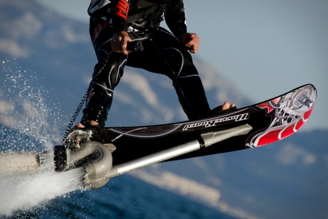 Wassersportgerät-hoverboard-mit-Verbindungsschlauch-zapata-racing