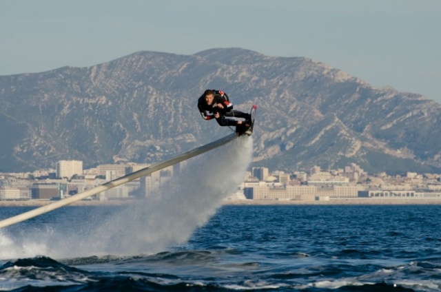 Wassersportgerät-hoverboard-zr-mit-Hilfe-von-Wasser-und-Druck-fliegen