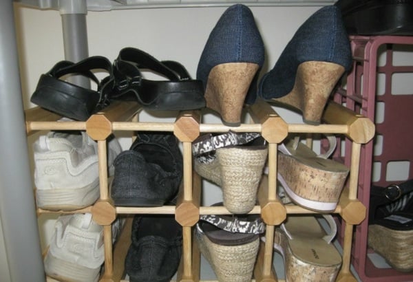 alte-Regale-ausnutzen-Schuhe-aufbewahren