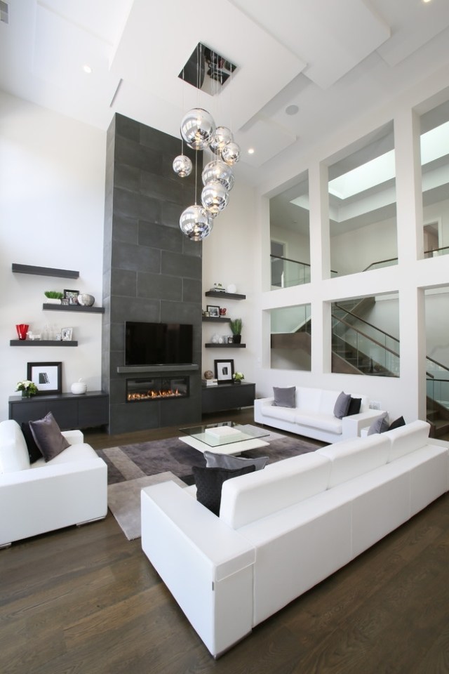 Weiße-Möbelgarnitur-Wohnzimmer-Sofa-Teppich-neutrale-Farben-Kamin-Flachbildfernseher