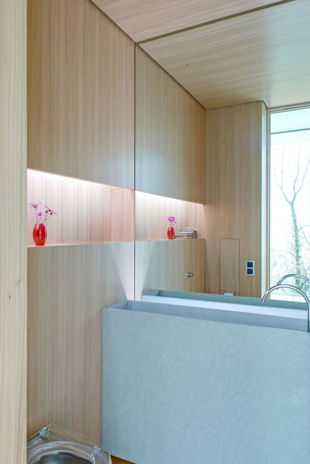 Wohnen-im-Einklang-mit-der-Natur-Materialien-im-Badezimmer-Holz-Glas-beton