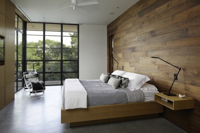 Wohnliches-Schlafzimmer-Holz-Rückwand-Bettdecke-grau