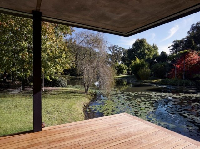 Wohnpavillon-aus-Holz-besticht-durch-Offenheit-Überdachte-terrasse