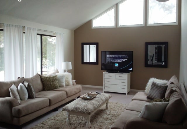 Fernseher-schräge-Zimmerdecke-Wand-aus-Glastüren-braune-Wände